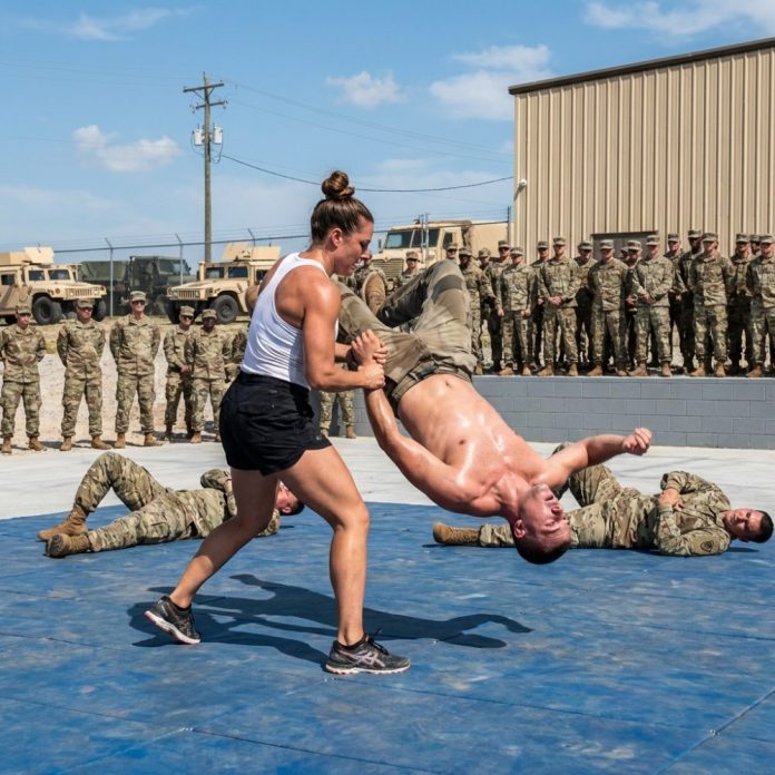 Woman_fighting_soldier_202603280041